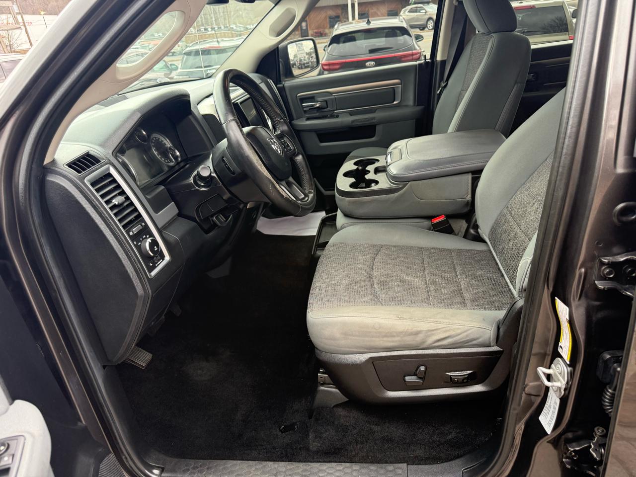 RAM 1500 SLT Crew Cab SWB 4WD 2016