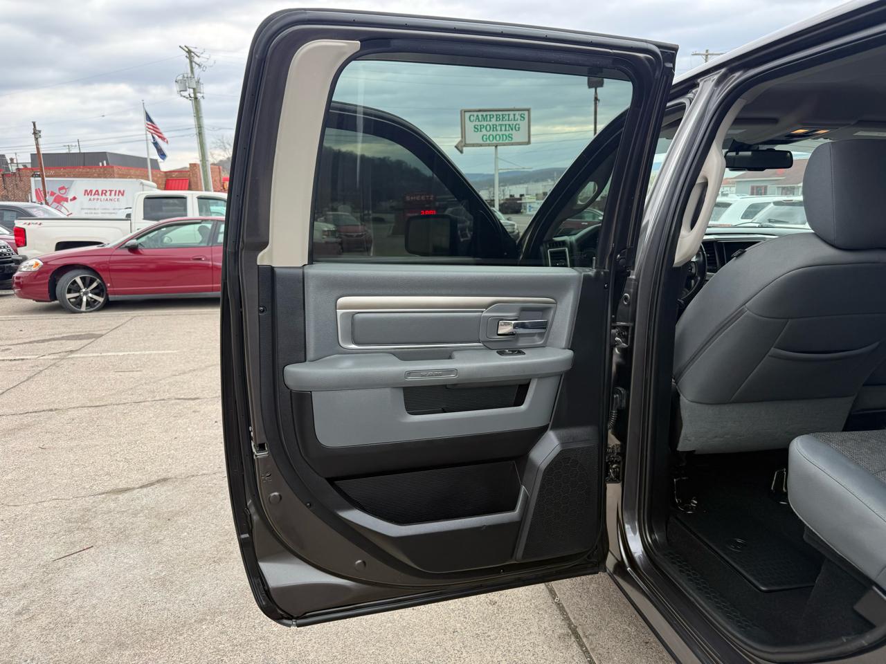 RAM 1500 SLT Crew Cab SWB 4WD 2016