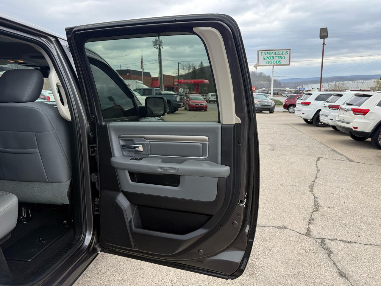 RAM 1500 SLT Crew Cab SWB 4WD 2016