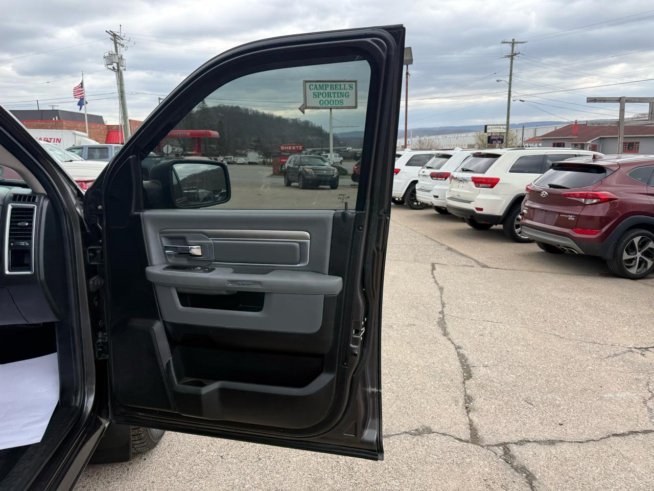 RAM 1500 SLT Crew Cab SWB 4WD 2016