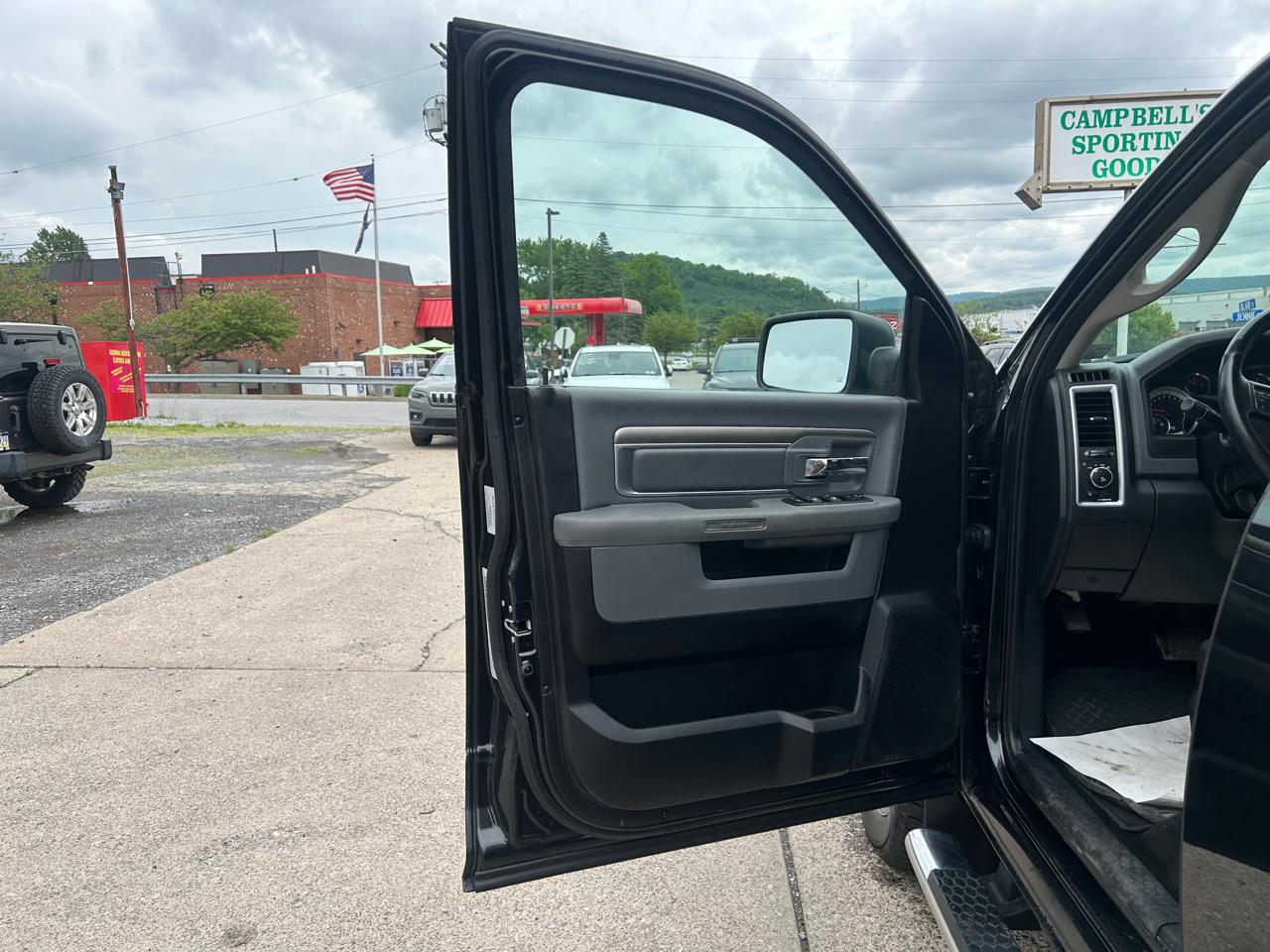 RAM 1500 SLT Crew Cab SWB 4WD 2015