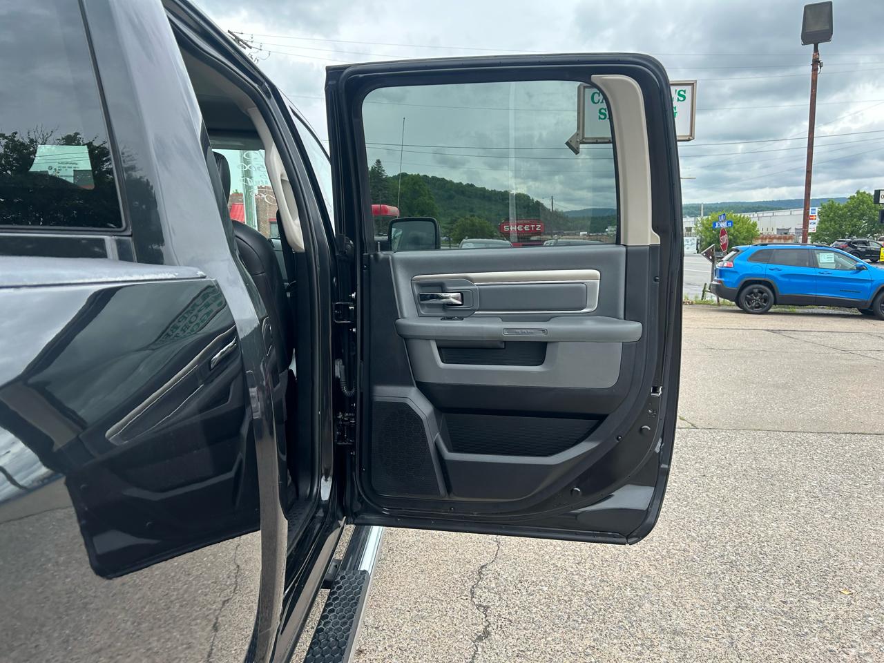 RAM 1500 SLT Crew Cab SWB 4WD 2015