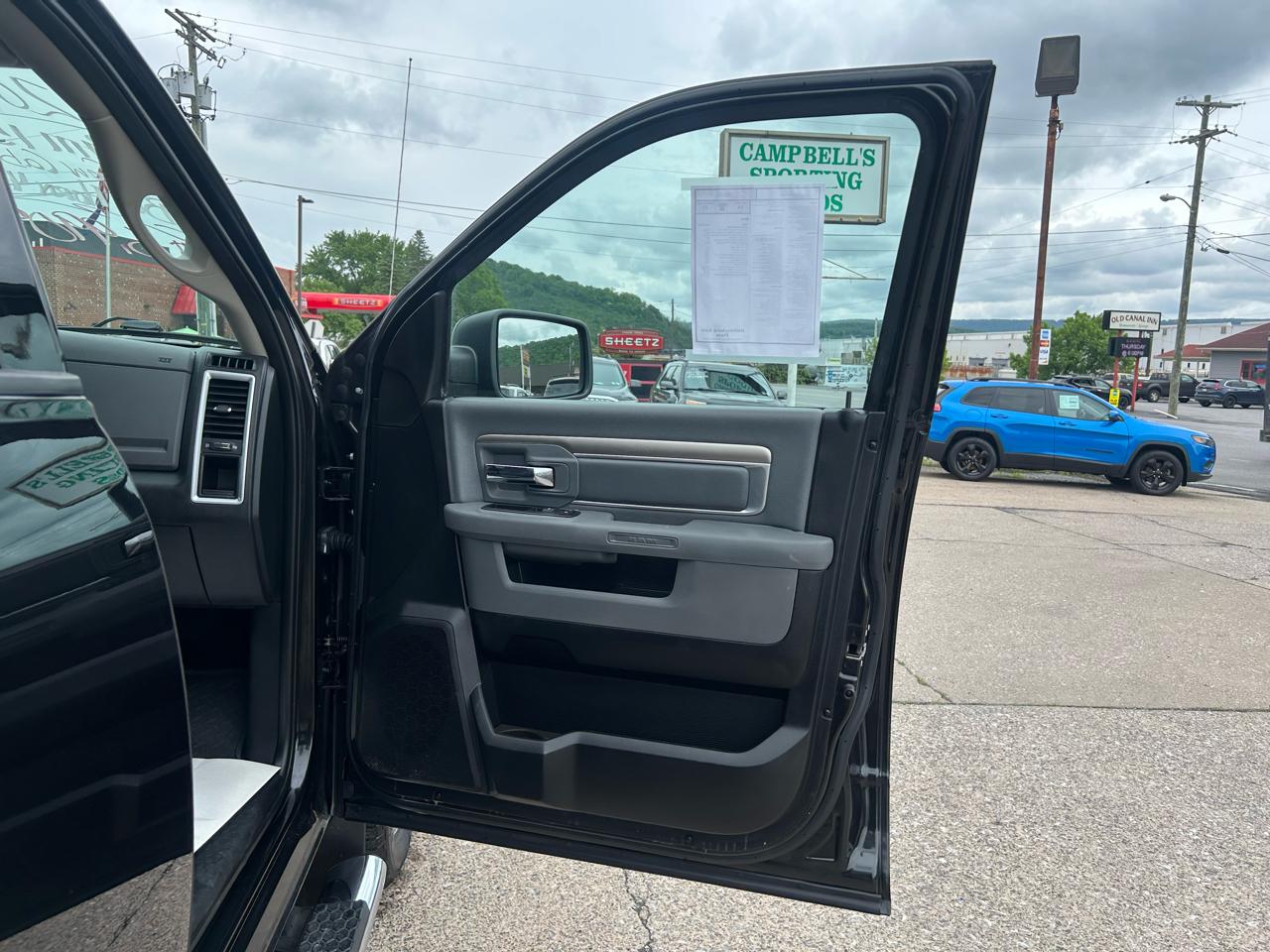 RAM 1500 SLT Crew Cab SWB 4WD 2015