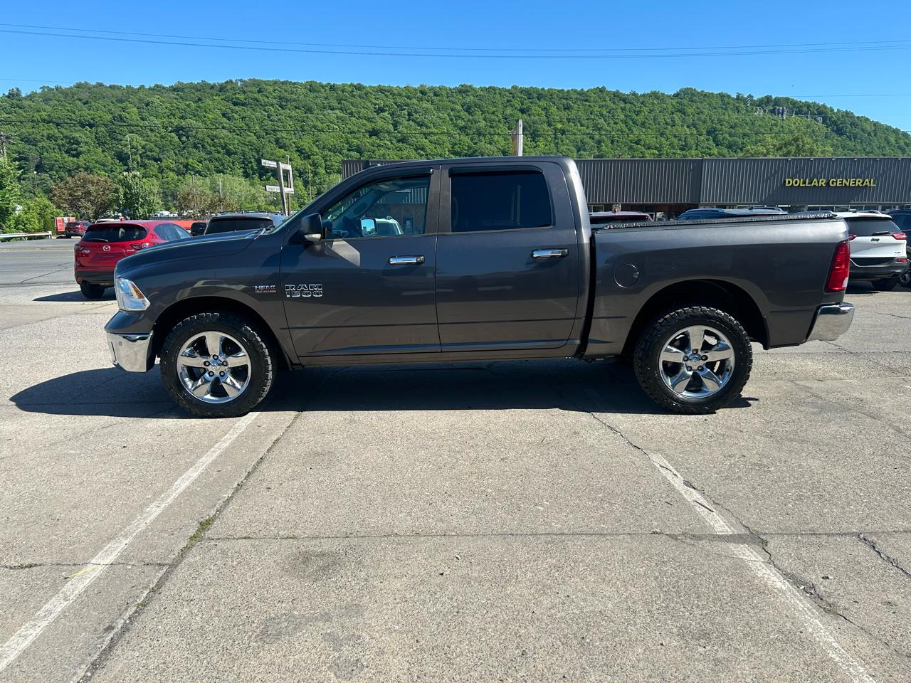 RAM 1500 SLT Crew Cab SWB 4WD 2016