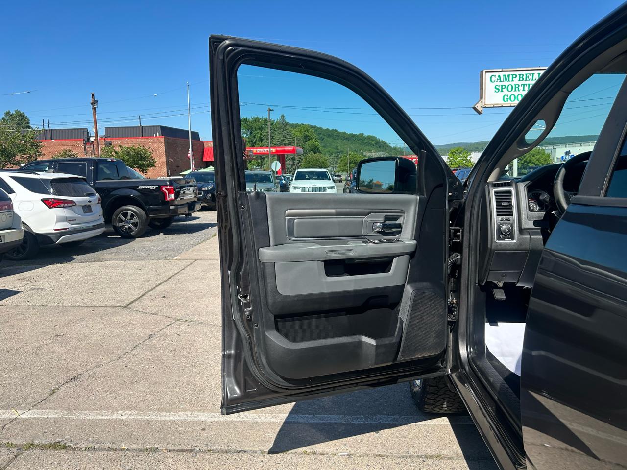 RAM 1500 SLT Crew Cab SWB 4WD 2016