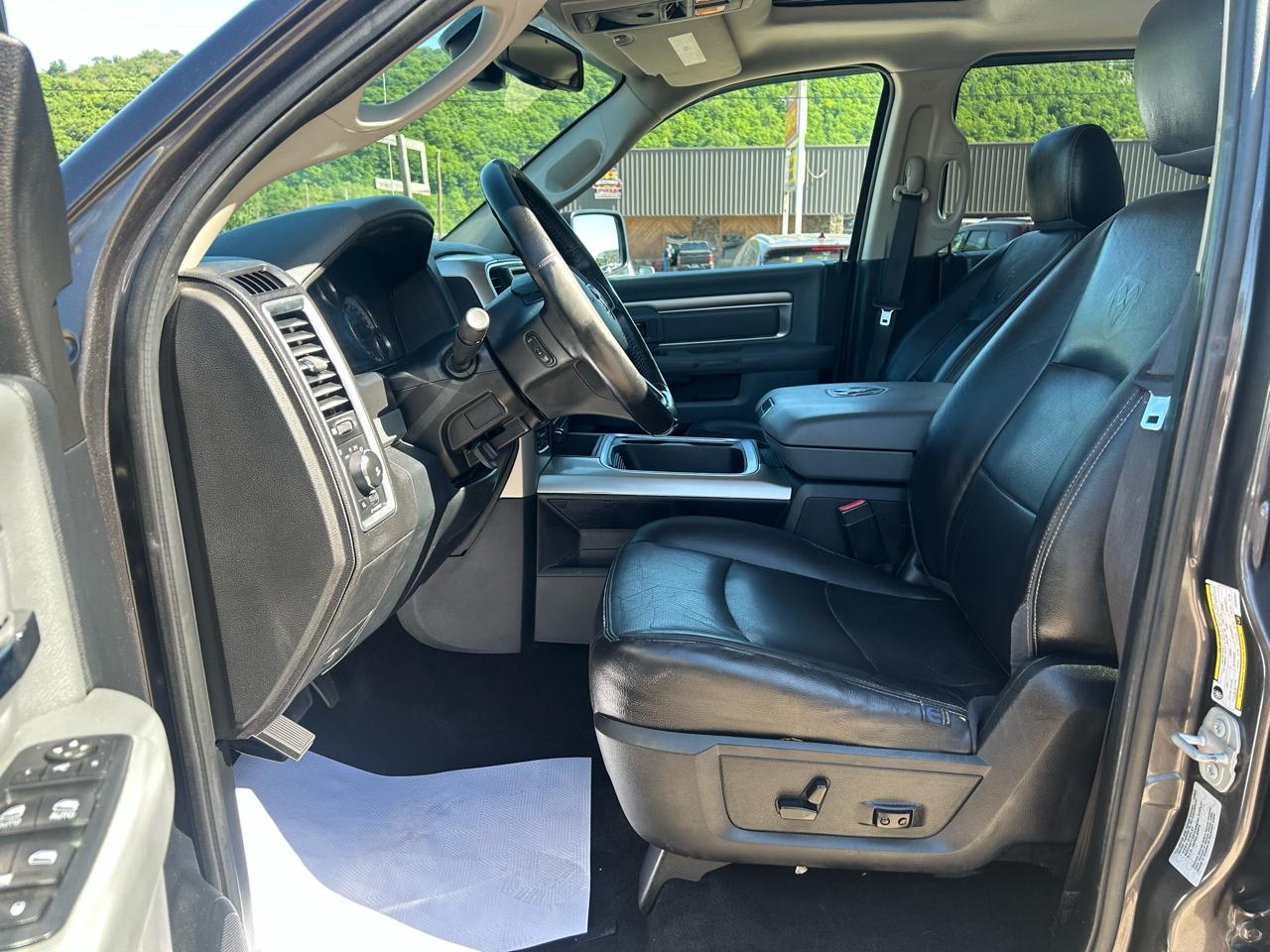 RAM 1500 SLT Crew Cab SWB 4WD 2016