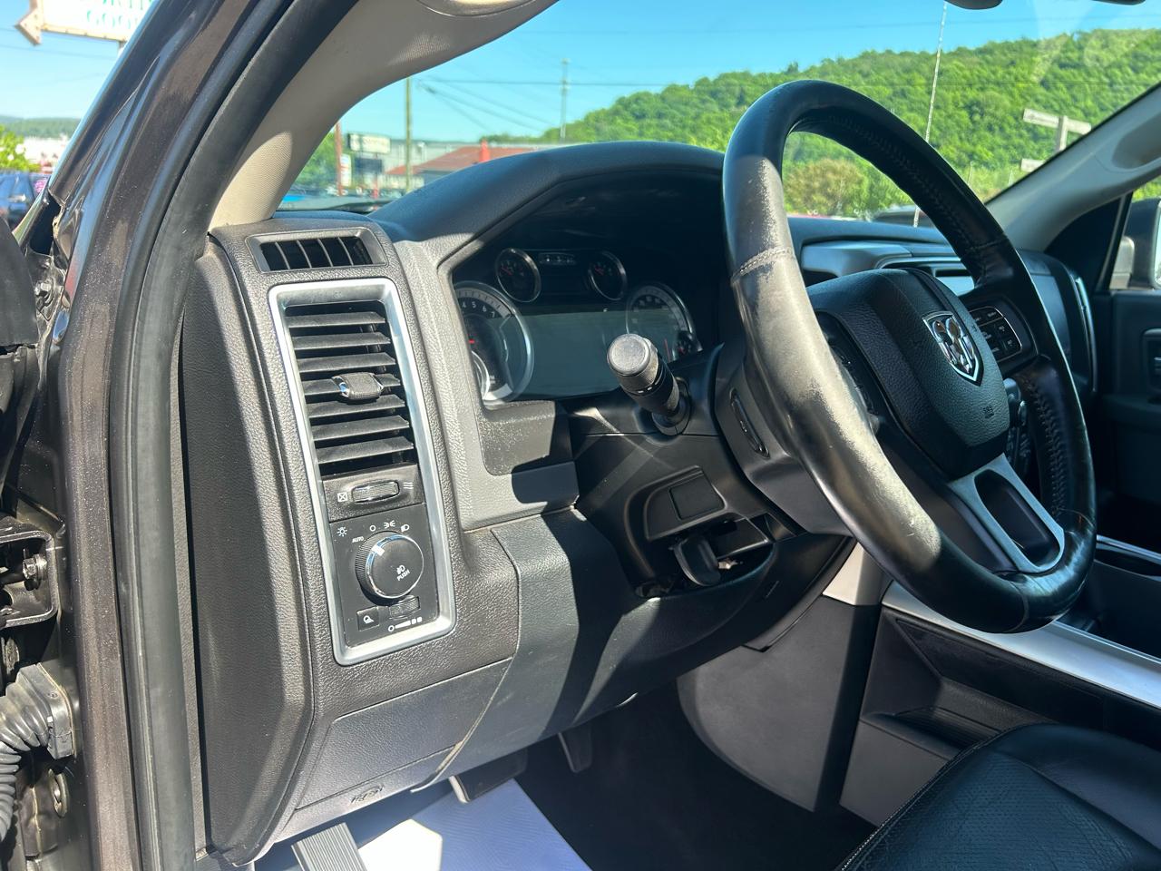 RAM 1500 SLT Crew Cab SWB 4WD 2016