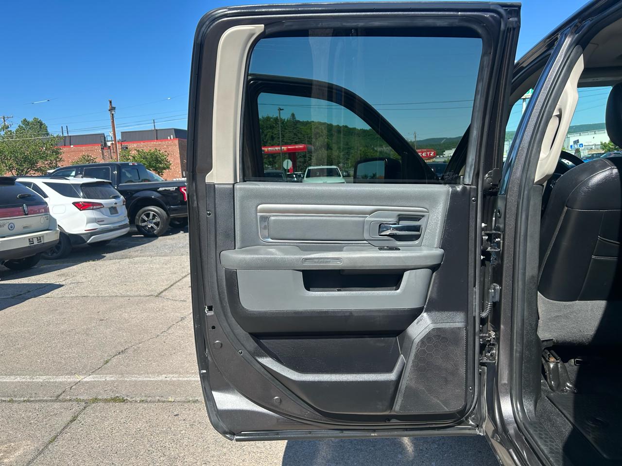 RAM 1500 SLT Crew Cab SWB 4WD 2016