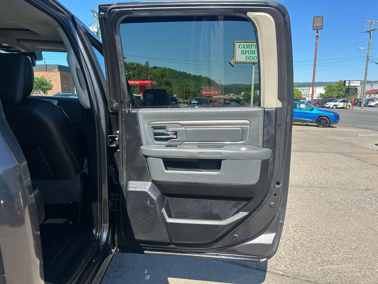 RAM 1500 SLT Crew Cab SWB 4WD 2016
