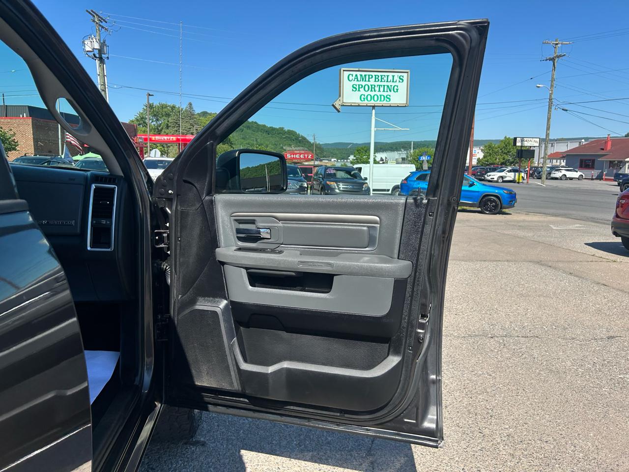 RAM 1500 SLT Crew Cab SWB 4WD 2016