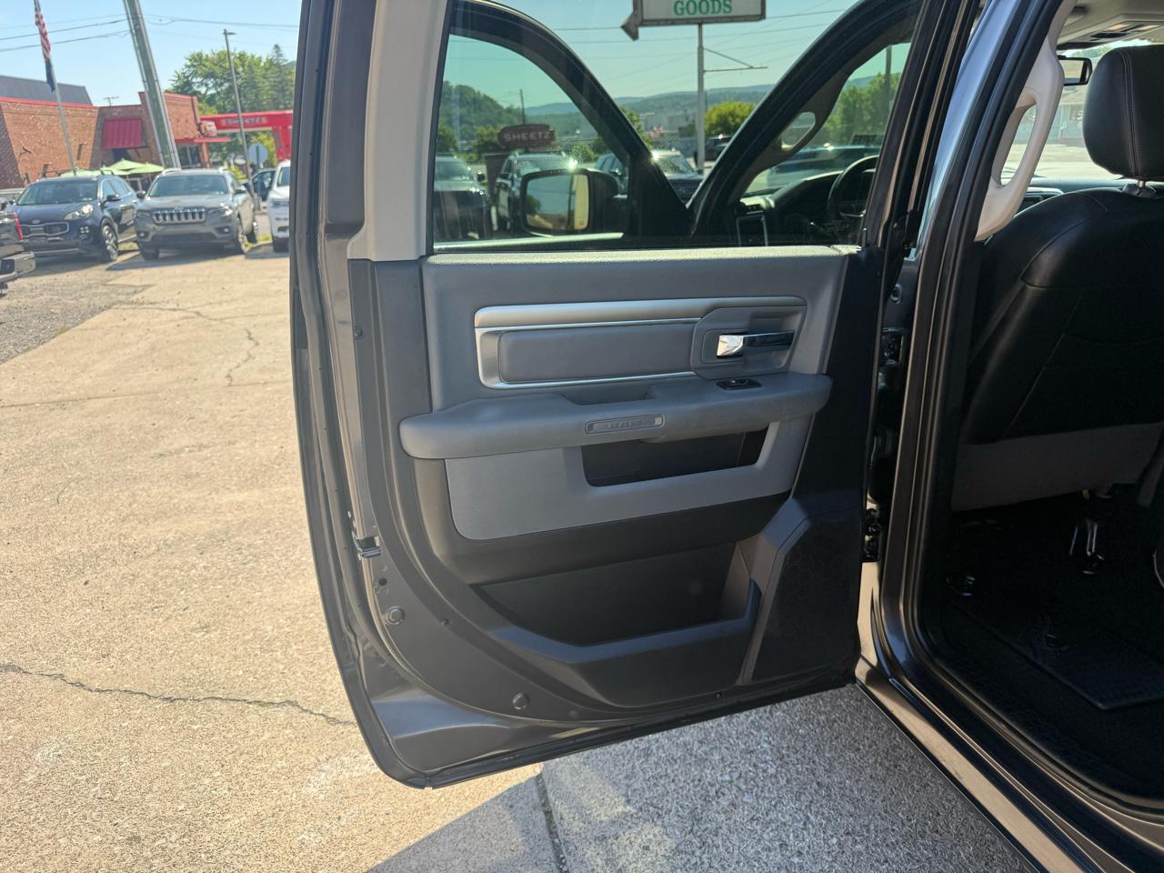 RAM 1500 SLT Crew Cab SWB 4WD 2016