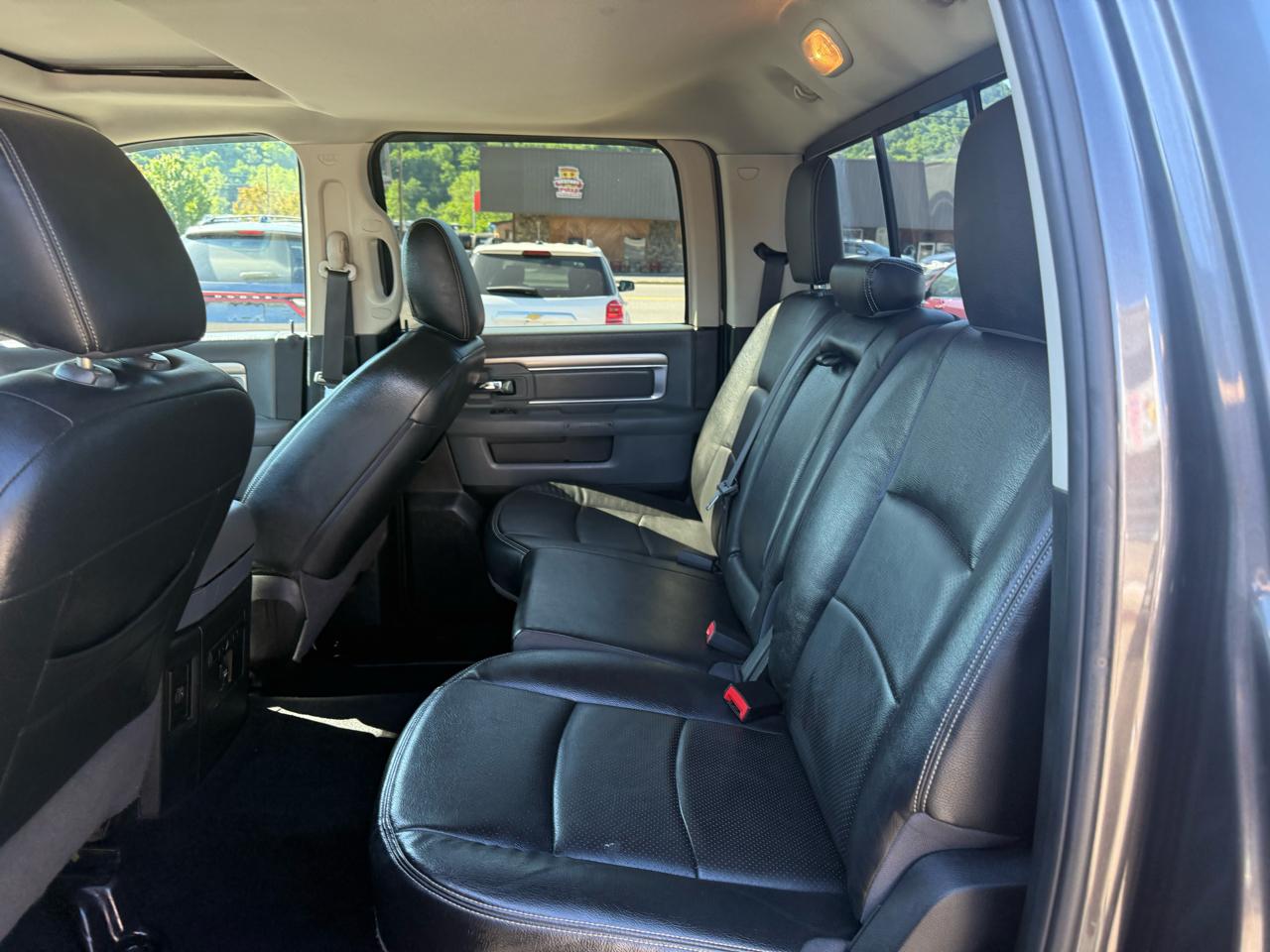 RAM 1500 SLT Crew Cab SWB 4WD 2016