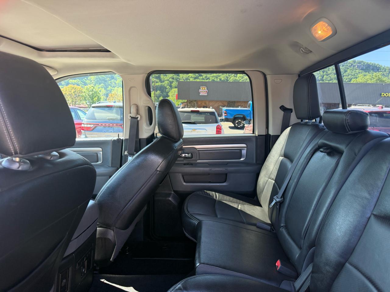 RAM 1500 SLT Crew Cab SWB 4WD 2016