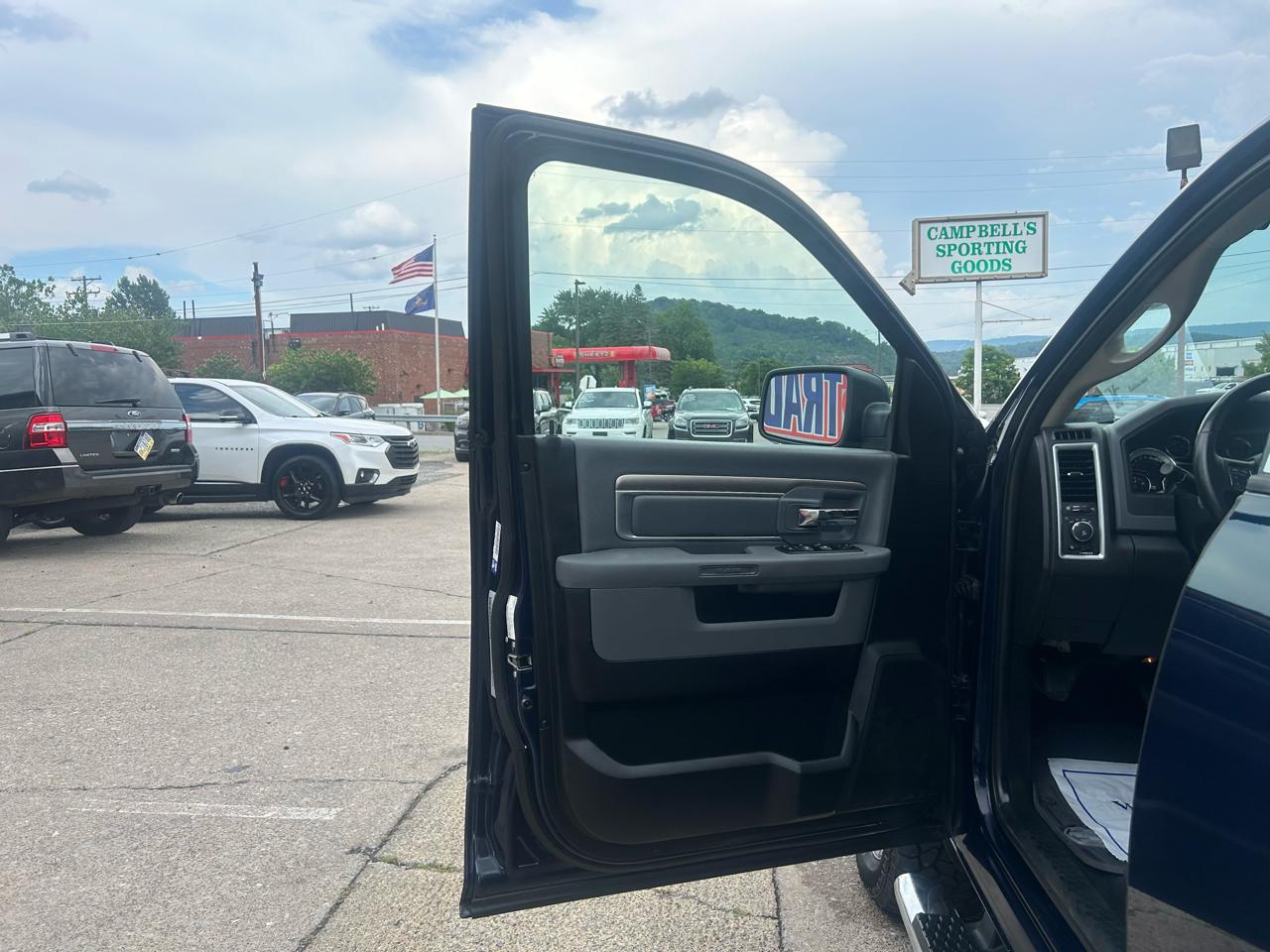 RAM 1500 Big Horn 4x4 Crew Cab 5'7" Box 2017