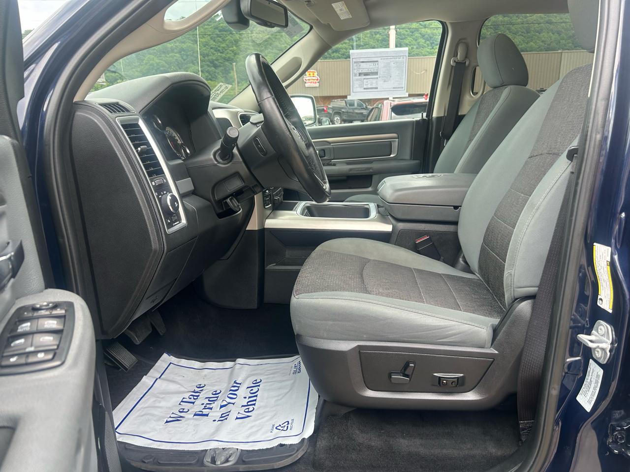 RAM 1500 Big Horn 4x4 Crew Cab 5'7" Box 2017