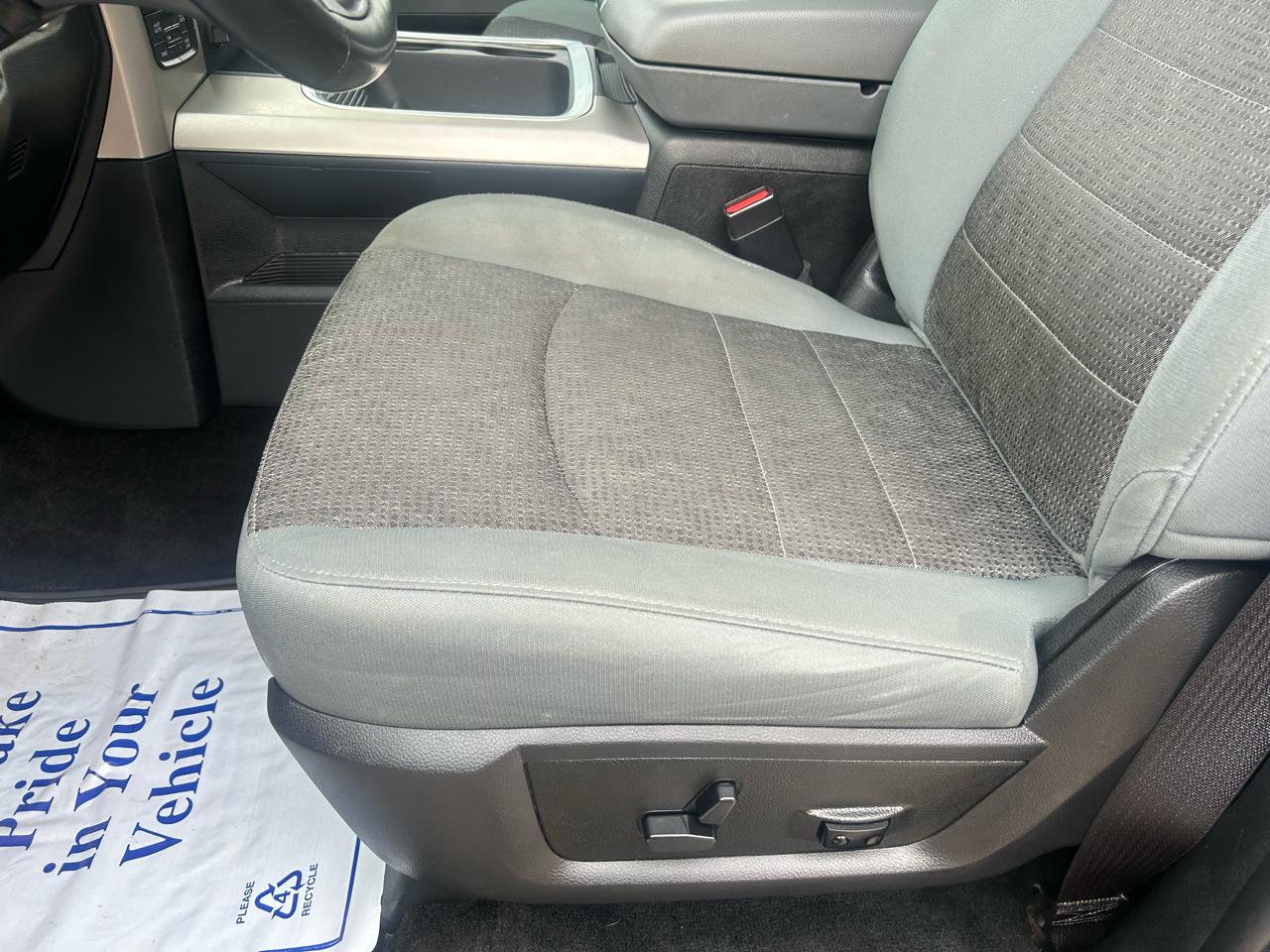 RAM 1500 Big Horn 4x4 Crew Cab 5'7" Box 2017