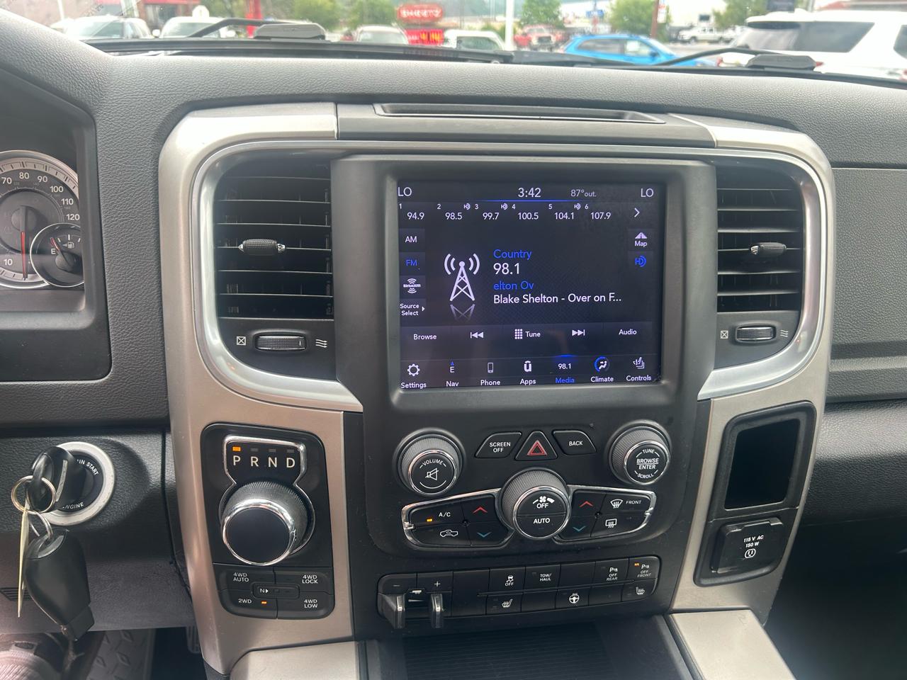 RAM 1500 Big Horn 4x4 Crew Cab 5'7" Box 2017