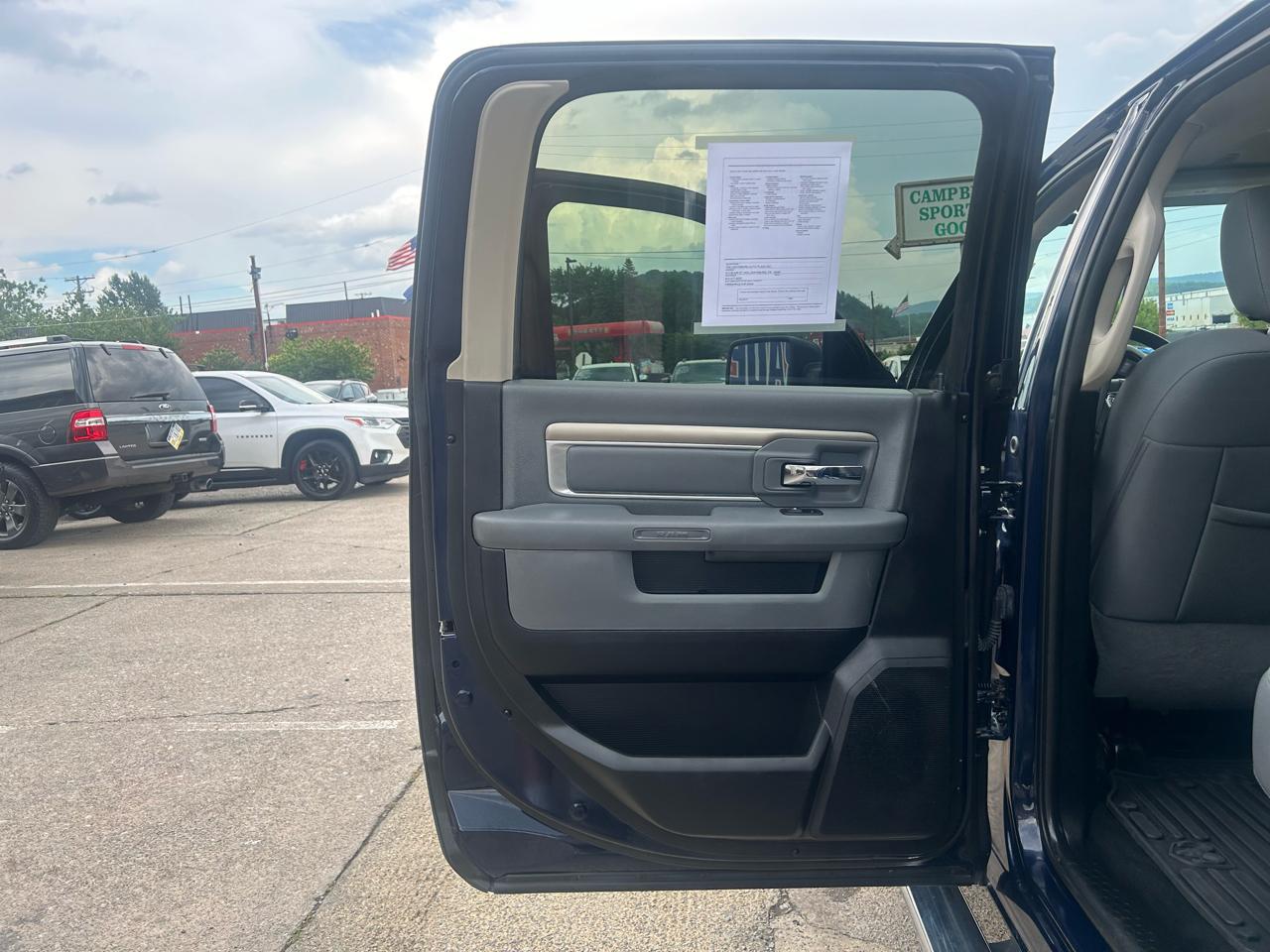 RAM 1500 Big Horn 4x4 Crew Cab 5'7" Box 2017