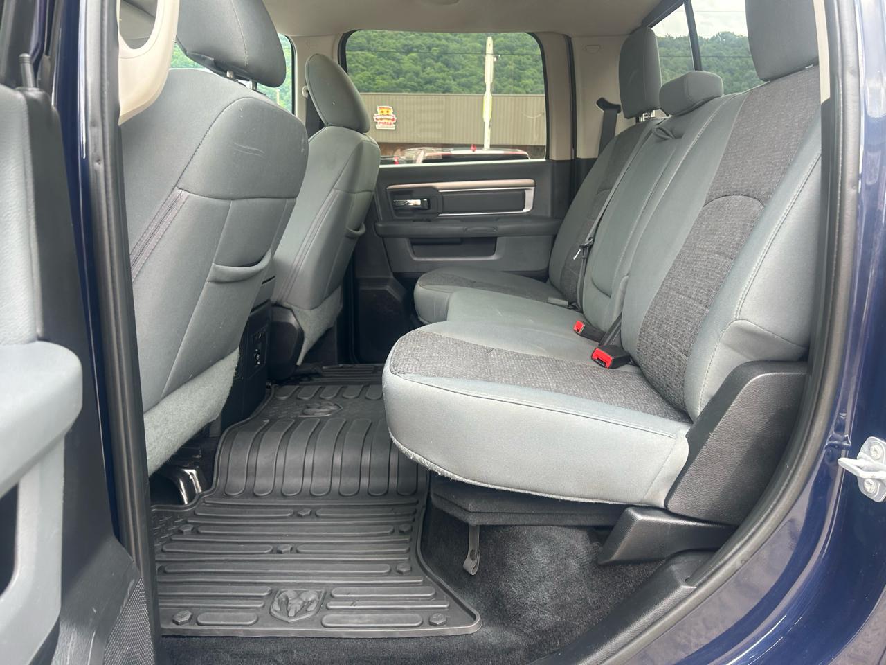 RAM 1500 Big Horn 4x4 Crew Cab 5'7" Box 2017