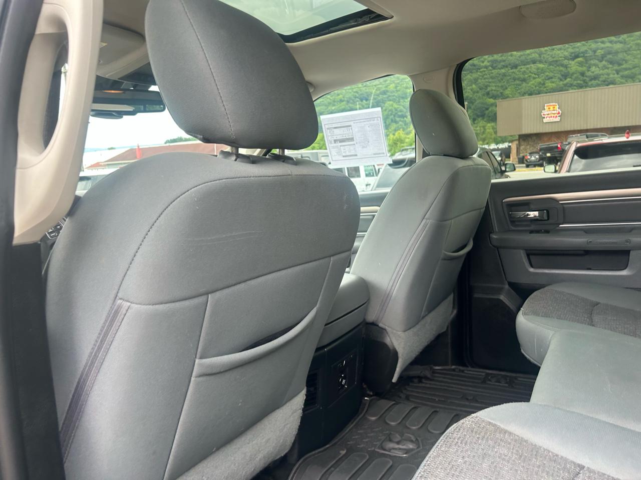 RAM 1500 Big Horn 4x4 Crew Cab 5'7" Box 2017