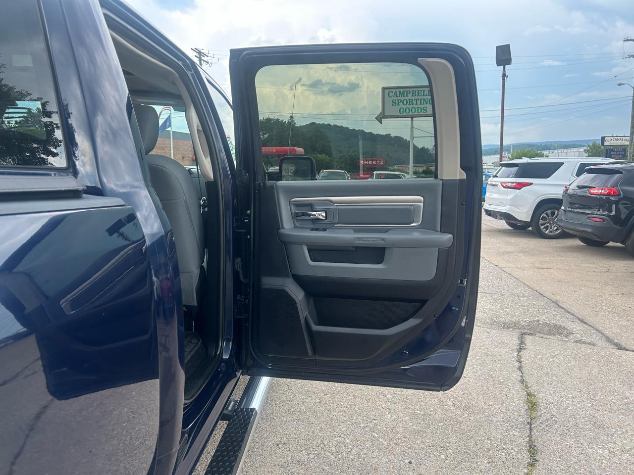 RAM 1500 Big Horn 4x4 Crew Cab 5'7" Box 2017