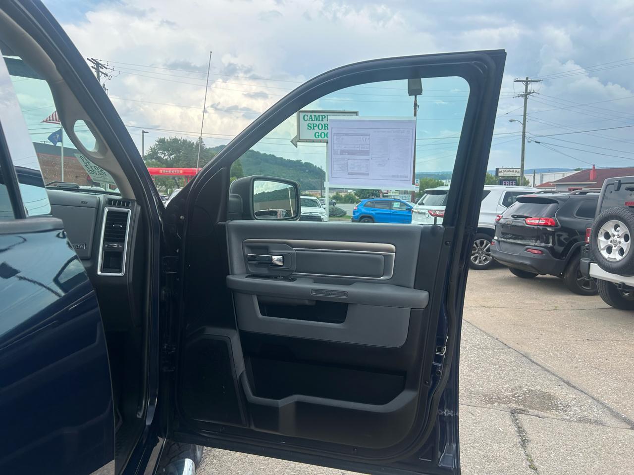 RAM 1500 Big Horn 4x4 Crew Cab 5'7" Box 2017