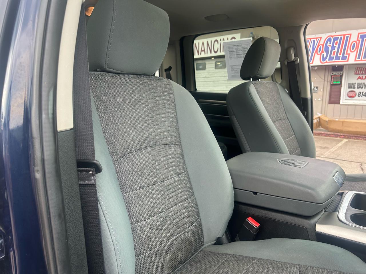 RAM 1500 Big Horn 4x4 Crew Cab 5'7" Box 2017