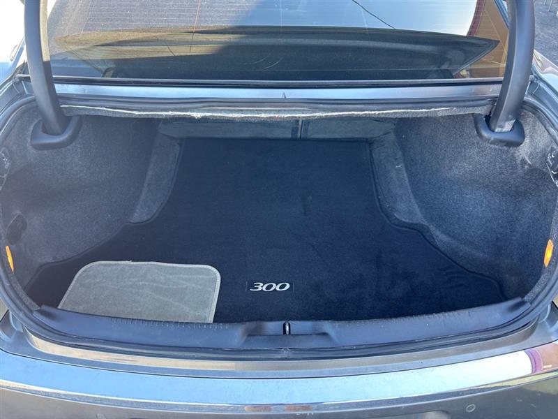 Chrysler 300 Limited RWD 2011