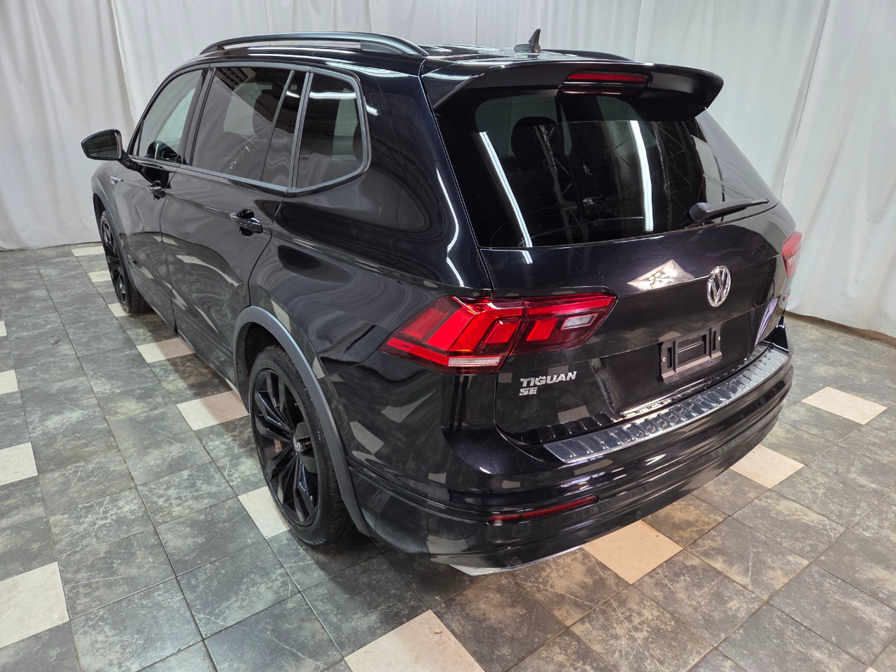 Volkswagen Tiguan SE R-Line Black 4MOTION 2021 Volkswagen Tiguan SE R-Line Black 4MOTION 2021