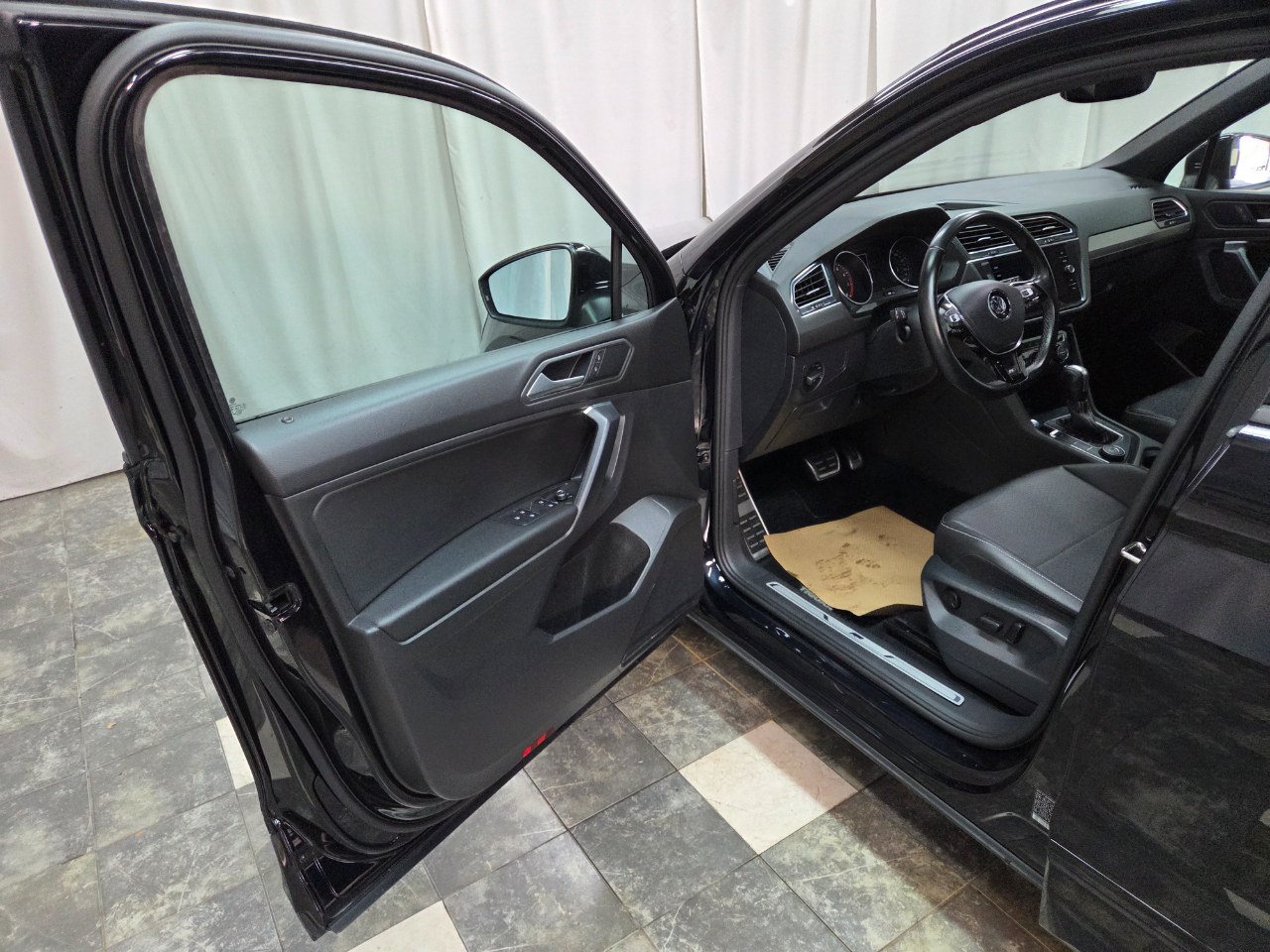 Volkswagen Tiguan SE R-Line Black 4MOTION 2021 Volkswagen Tiguan SE R-Line Black 4MOTION 2021