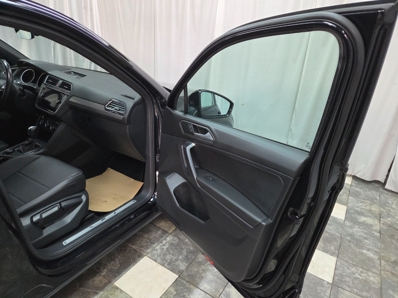 Volkswagen Tiguan SE R-Line Black 4MOTION 2021 Volkswagen Tiguan SE R-Line Black 4MOTION 2021