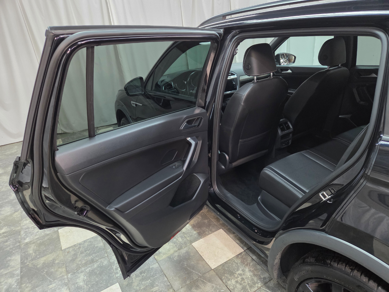 Volkswagen Tiguan SE R-Line Black 4MOTION 2021 Volkswagen Tiguan SE R-Line Black 4MOTION 2021