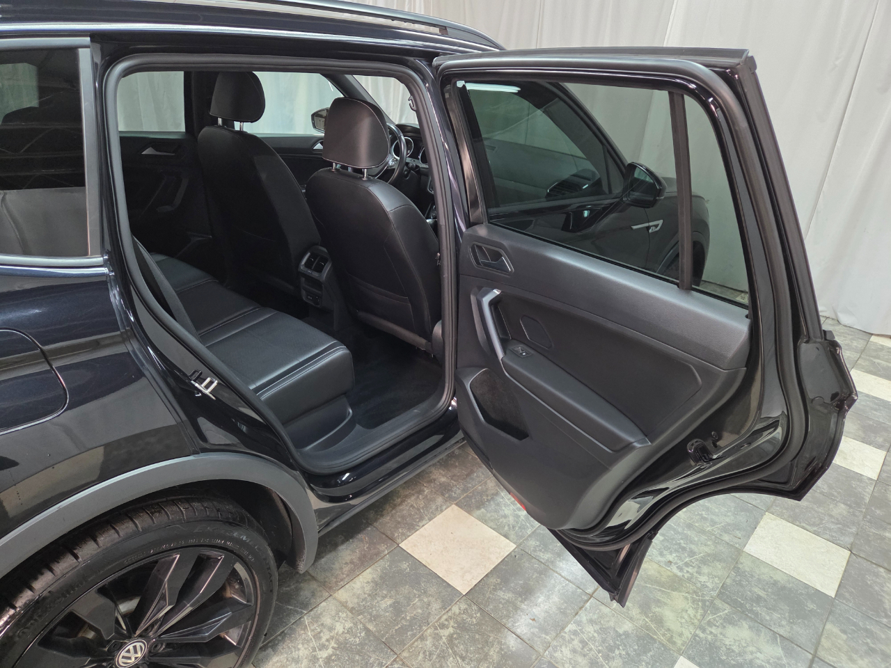 Volkswagen Tiguan SE R-Line Black 4MOTION 2021 Volkswagen Tiguan SE R-Line Black 4MOTION 2021