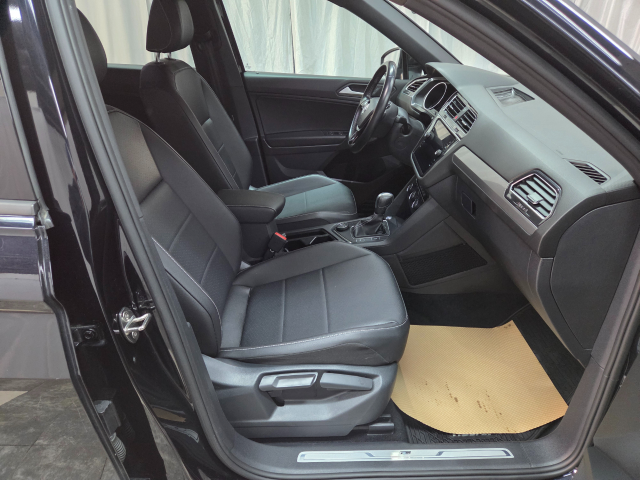 Volkswagen Tiguan SE R-Line Black 4MOTION 2021 Volkswagen Tiguan SE R-Line Black 4MOTION 2021