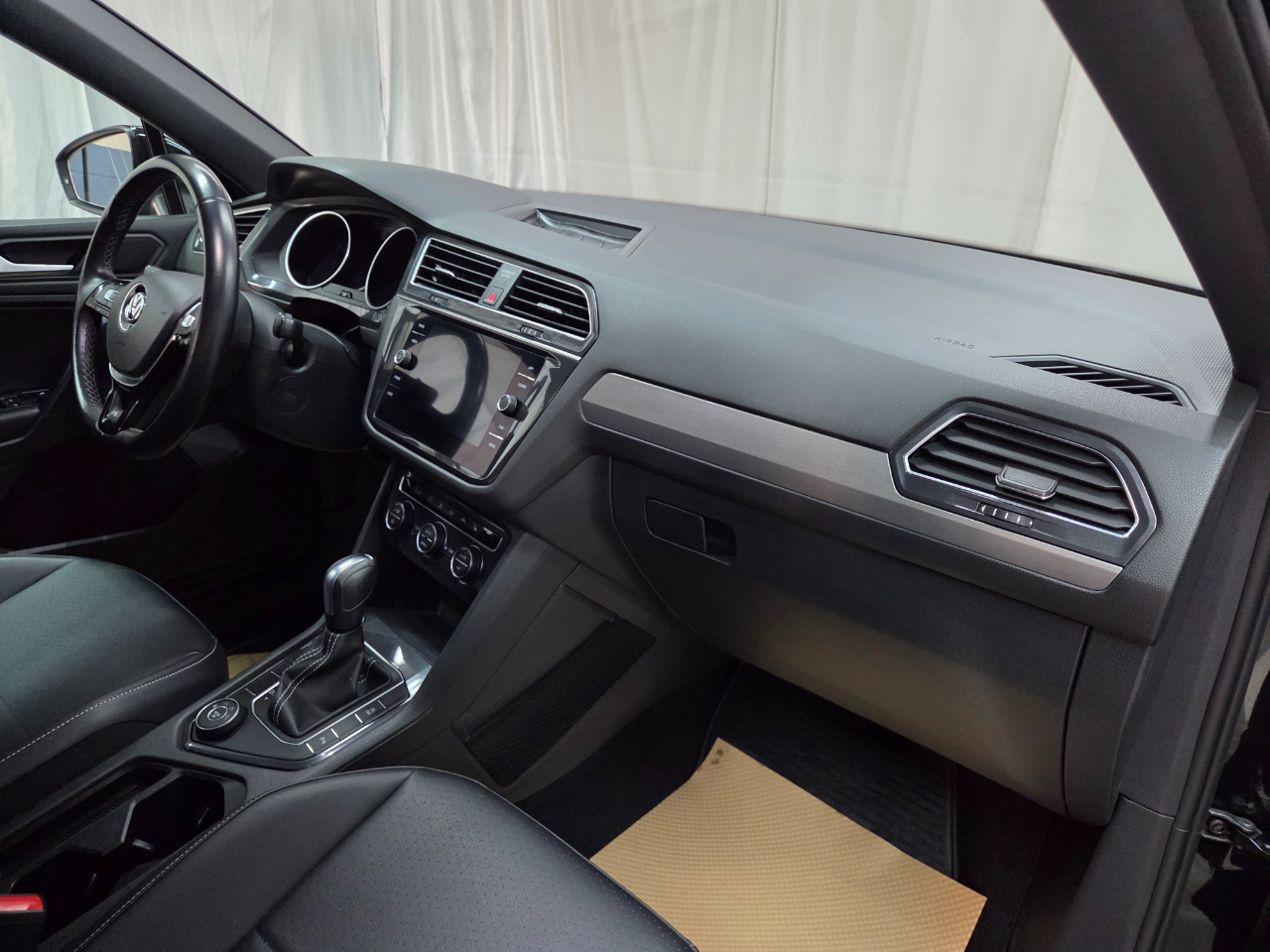 Volkswagen Tiguan SE R-Line Black 4MOTION 2021 Volkswagen Tiguan SE R-Line Black 4MOTION 2021