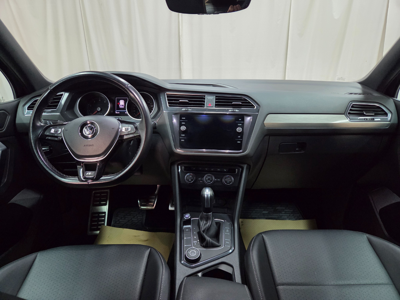 Volkswagen Tiguan SE R-Line Black 4MOTION 2021 Volkswagen Tiguan SE R-Line Black 4MOTION 2021