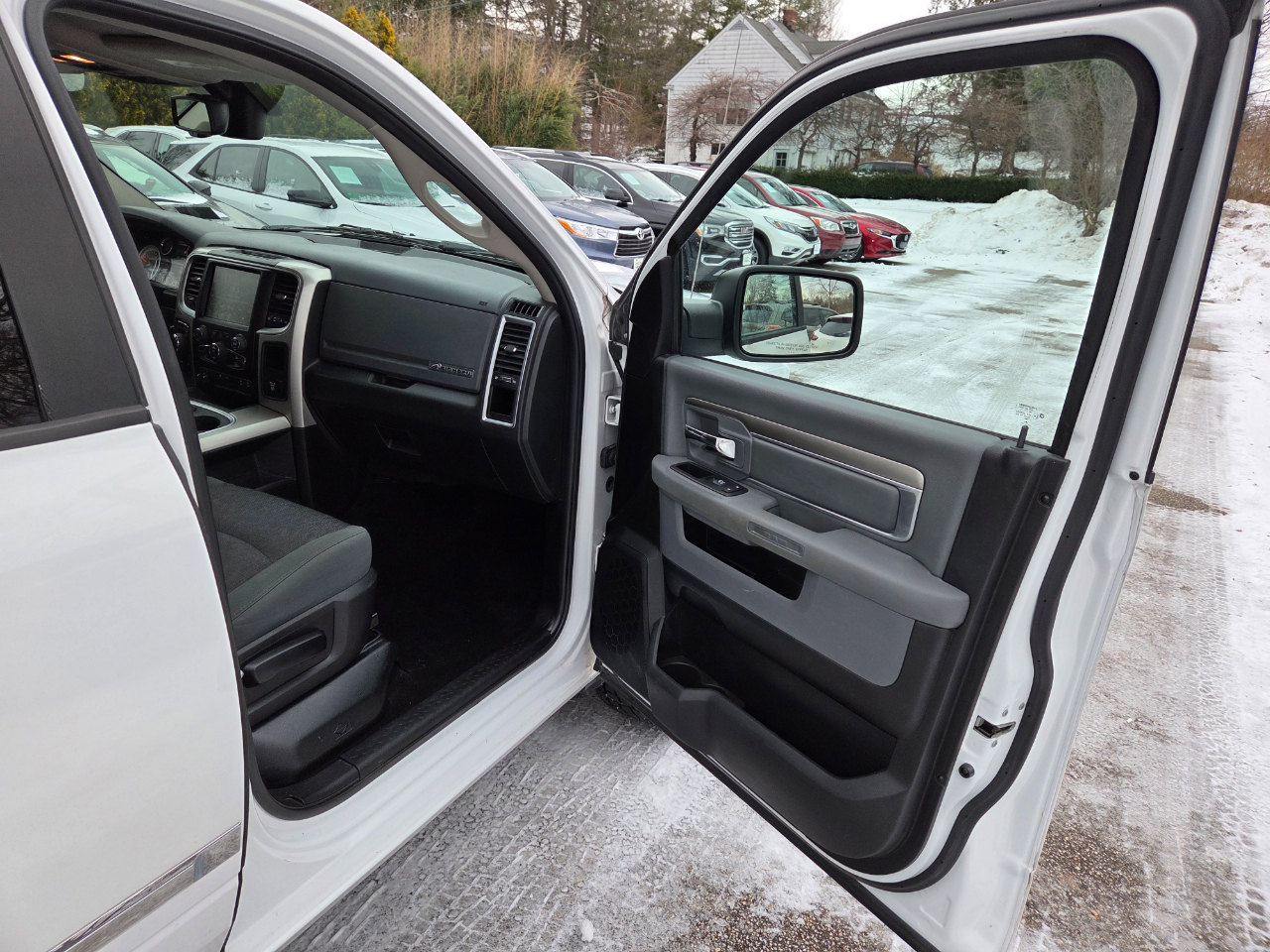 RAM 1500 SLT Crew Cab SWB 4WD 2016