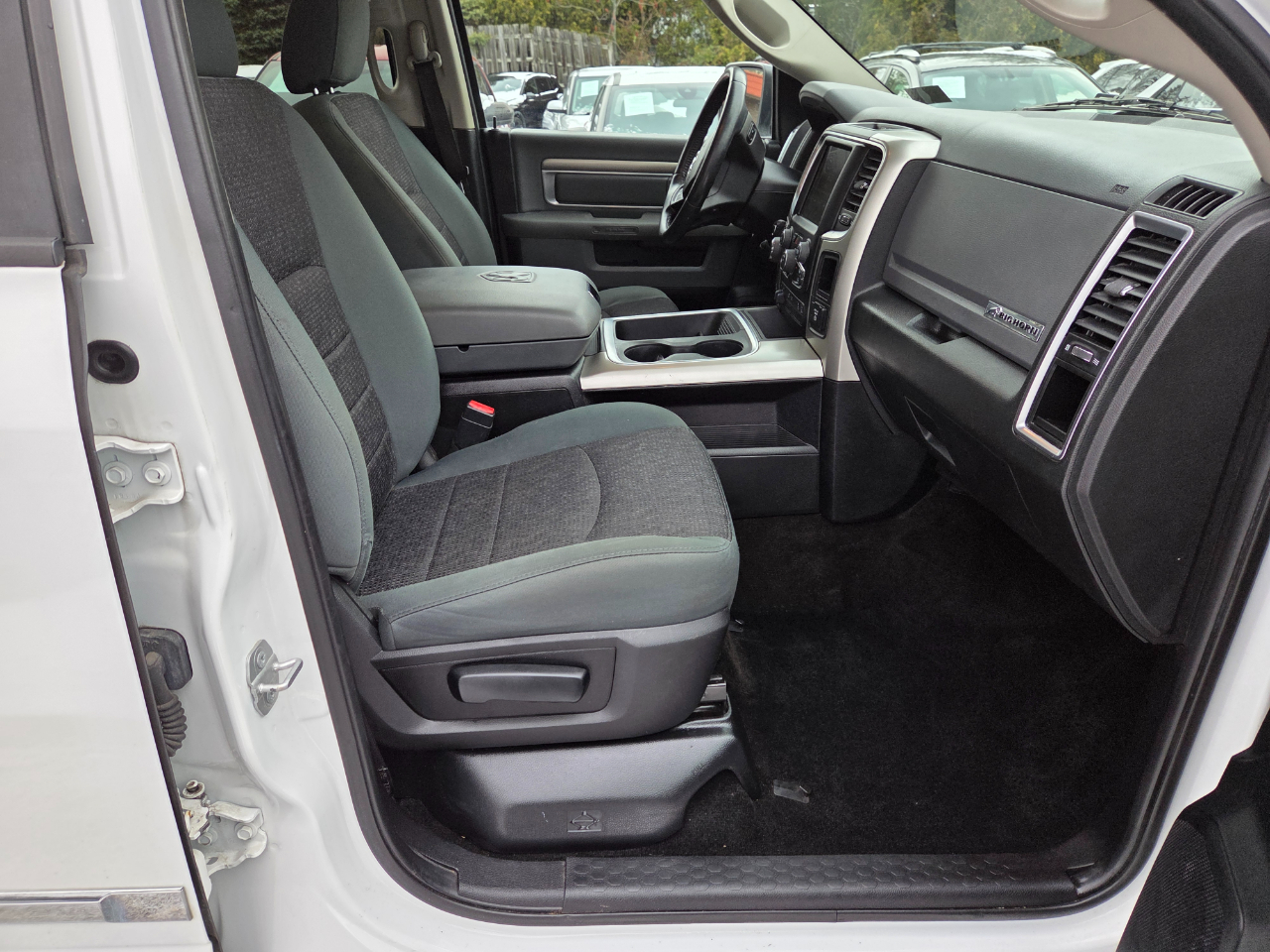 RAM 1500 SLT Crew Cab SWB 4WD 2016