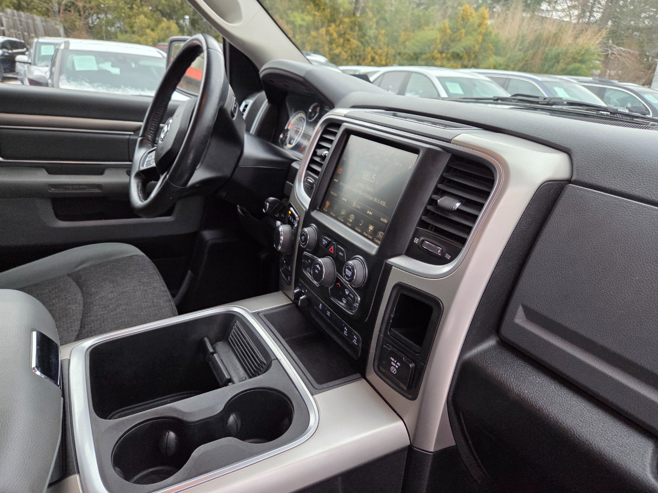 RAM 1500 SLT Crew Cab SWB 4WD 2016