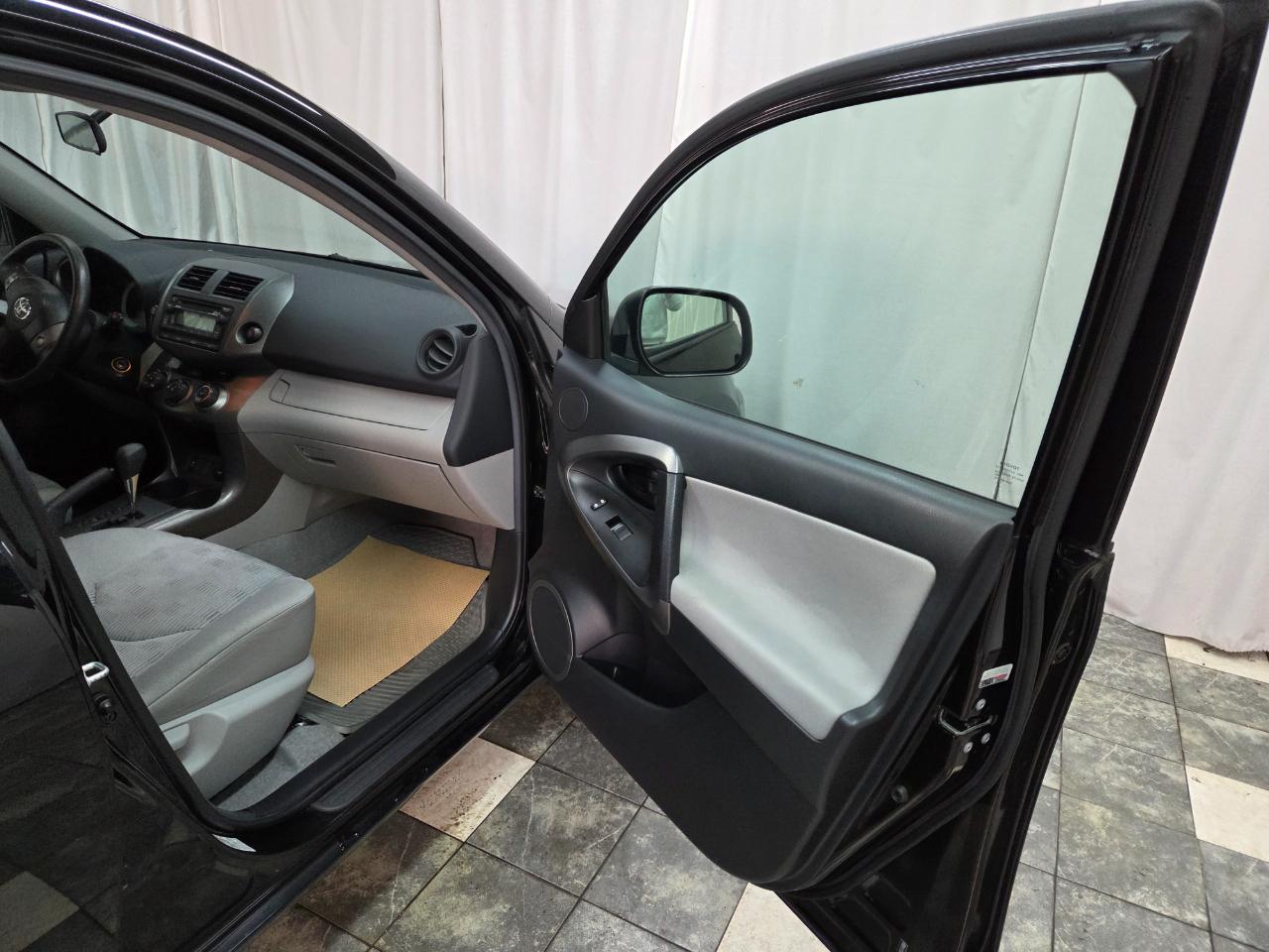 Toyota RAV4 Base I4 4WD 2012