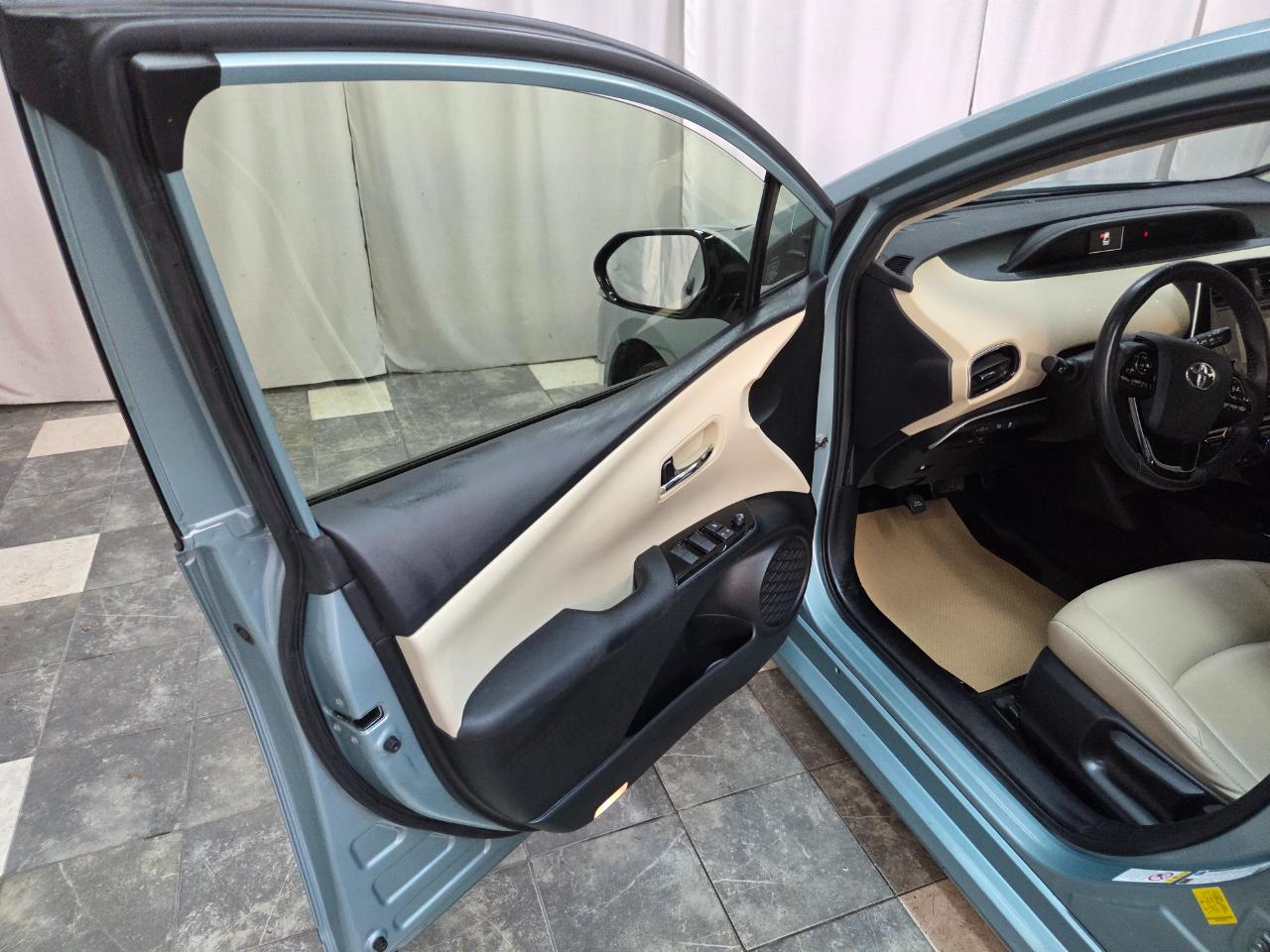 Toyota Prius XLE AWD-e 2019