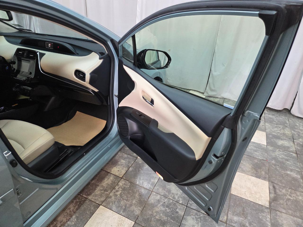 Toyota Prius XLE AWD-e 2019