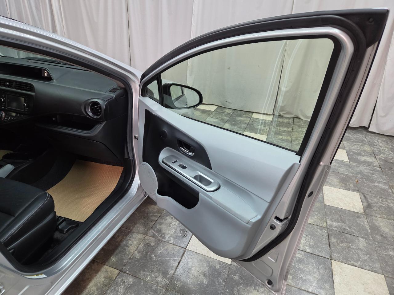 Toyota Prius c One 2012