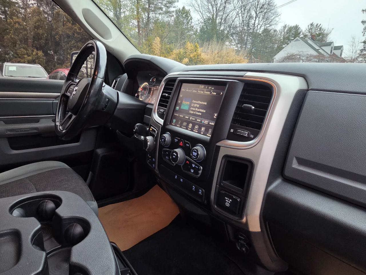 RAM 1500 SLT Crew Cab SWB 4WD 2016