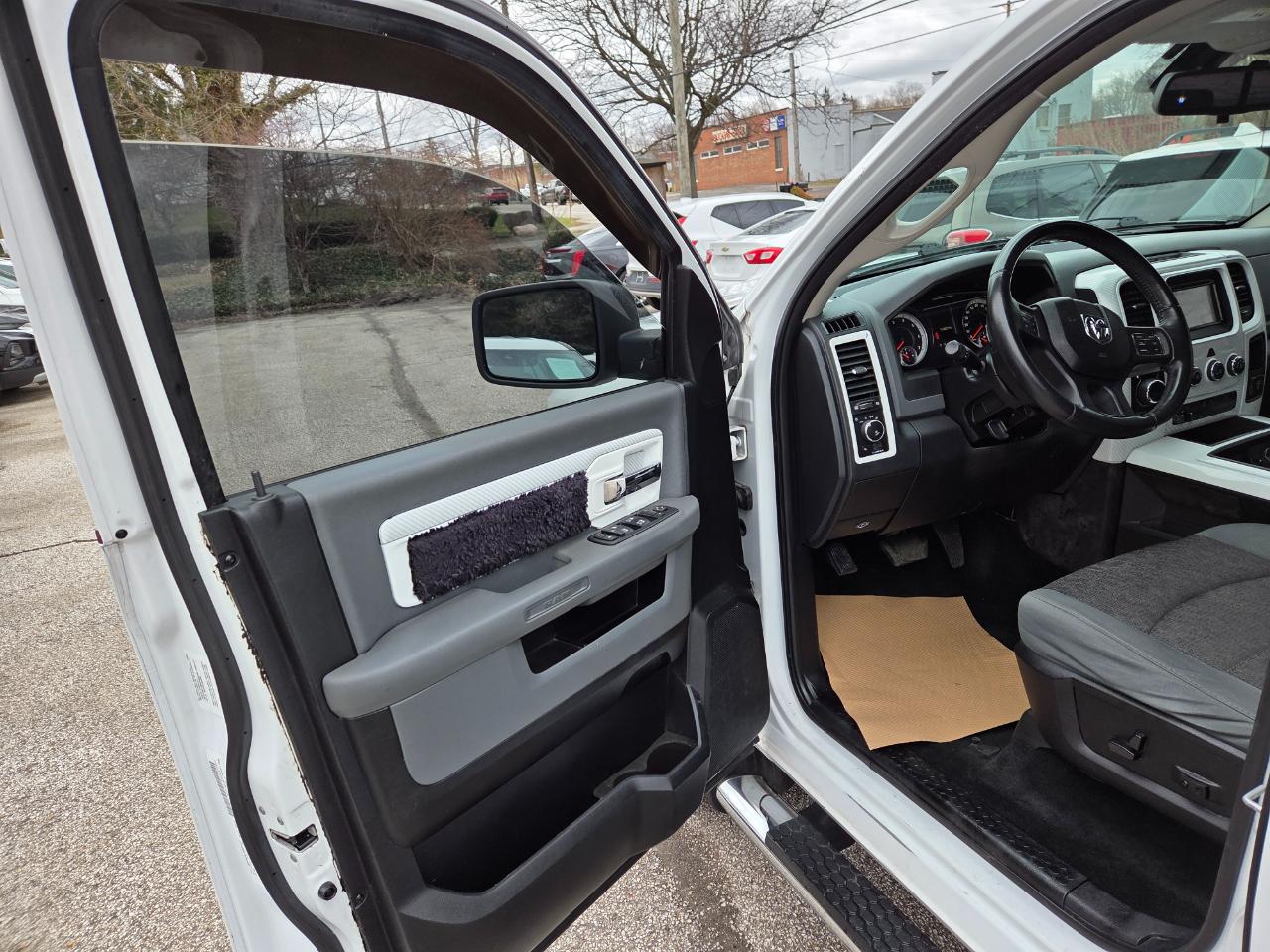 RAM 1500 Big Horn Crew Cab SWB 4WD 2014