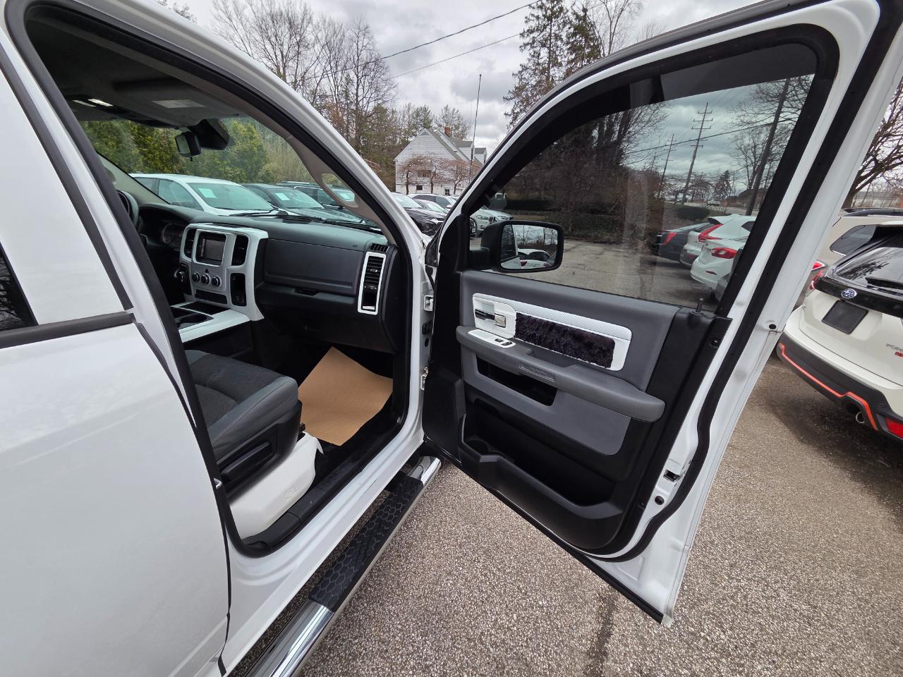 RAM 1500 Big Horn Crew Cab SWB 4WD 2014