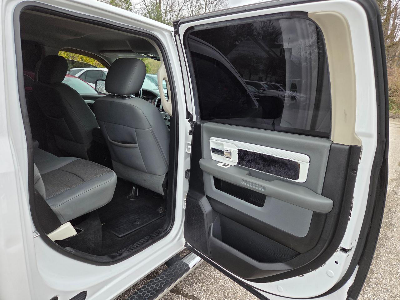 RAM 1500 Big Horn Crew Cab SWB 4WD 2014