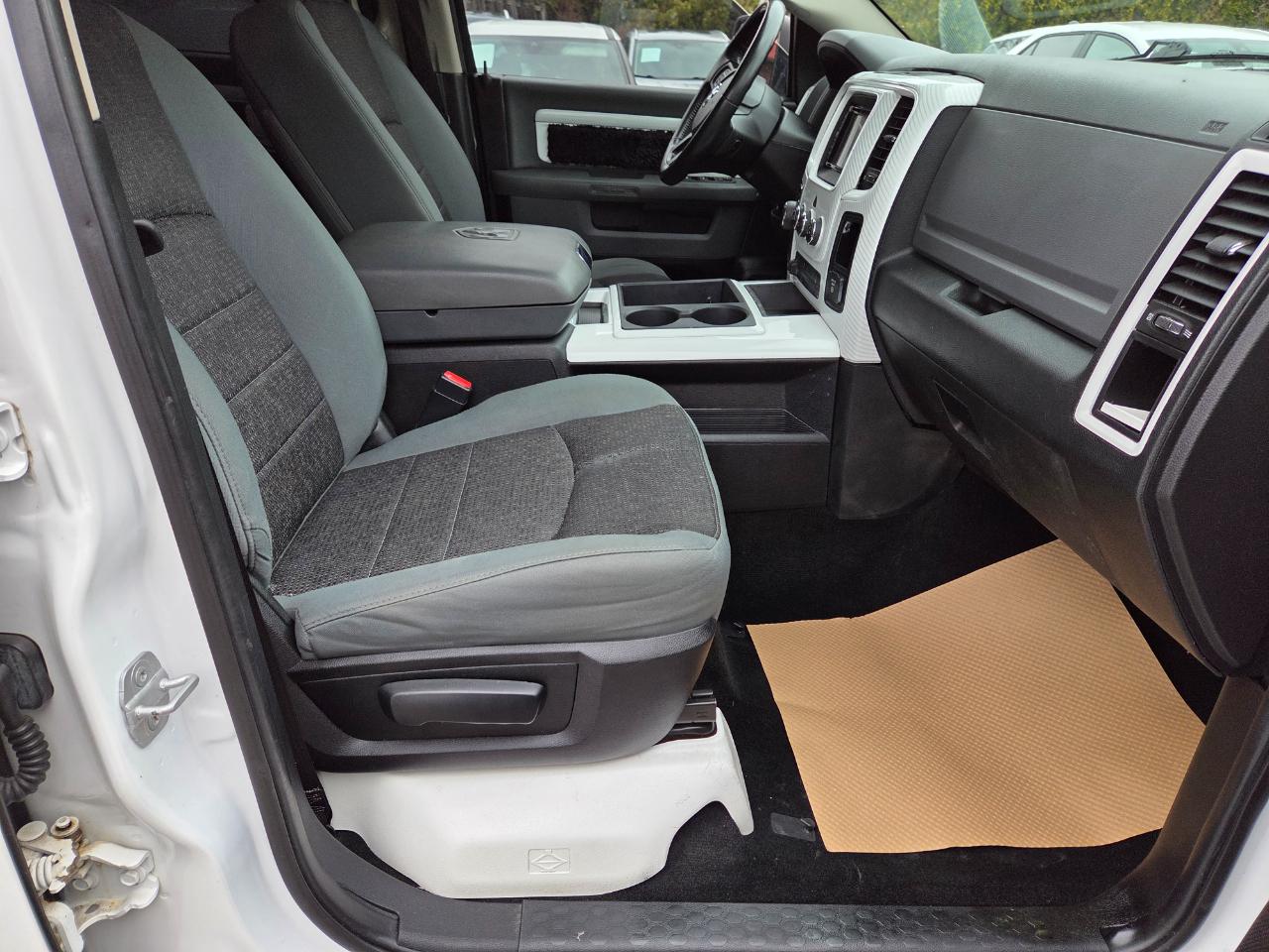 RAM 1500 Big Horn Crew Cab SWB 4WD 2014