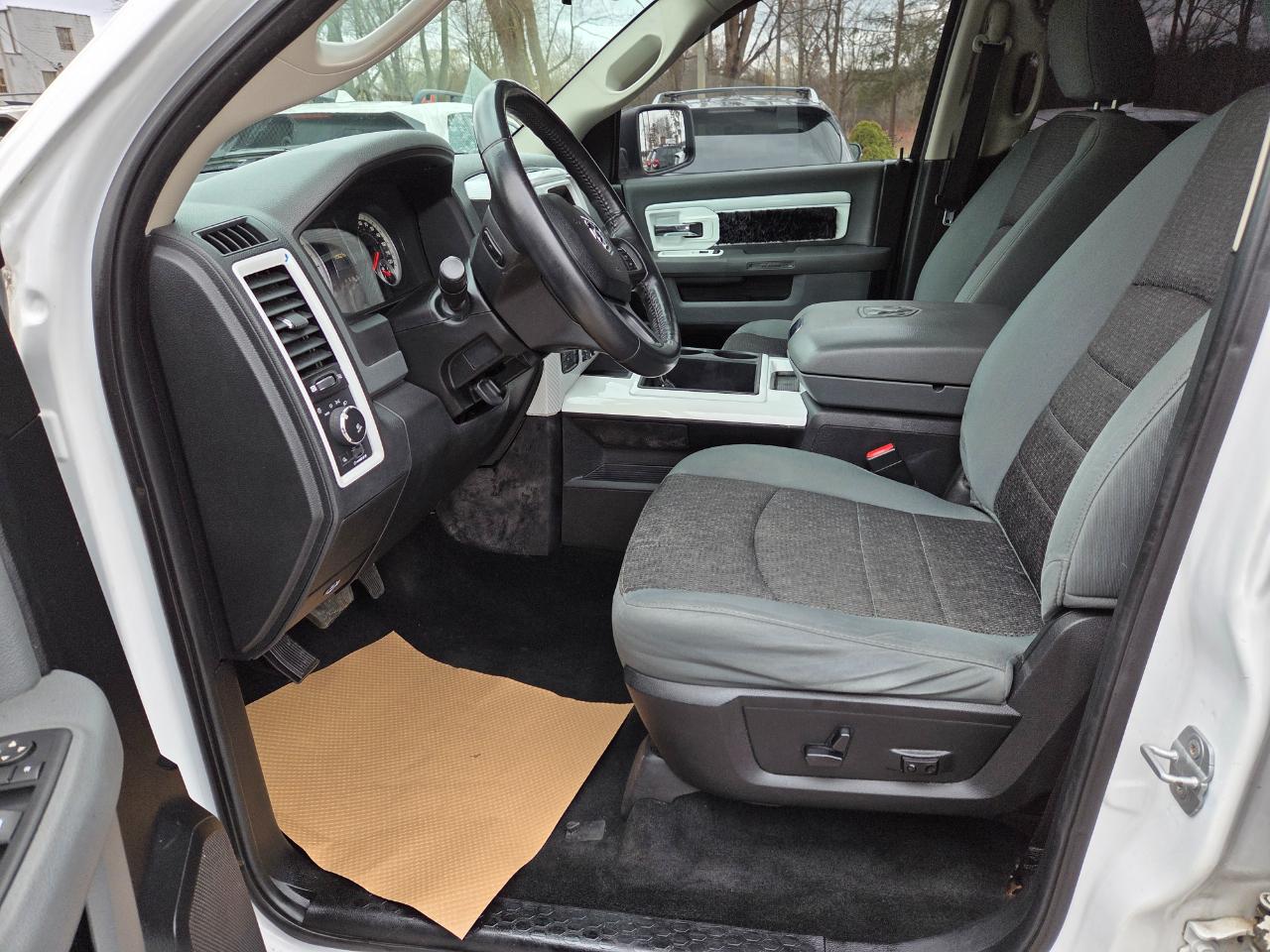 RAM 1500 Big Horn Crew Cab SWB 4WD 2014