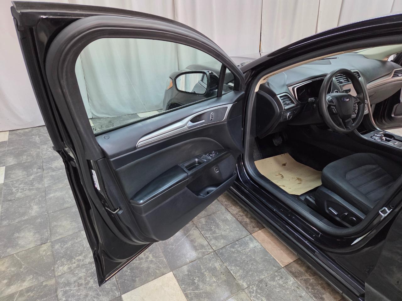 Ford Fusion Hybrid SE 2020